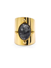 Chunky Ring Grey in gold geöffnet mit einem schwarz grauen Stein von Lymaja Jewelry