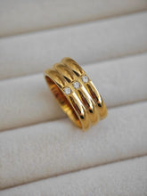 Classy Glow Ring in gold mit drei Zirkon Steinen von Lymaja Jewelry