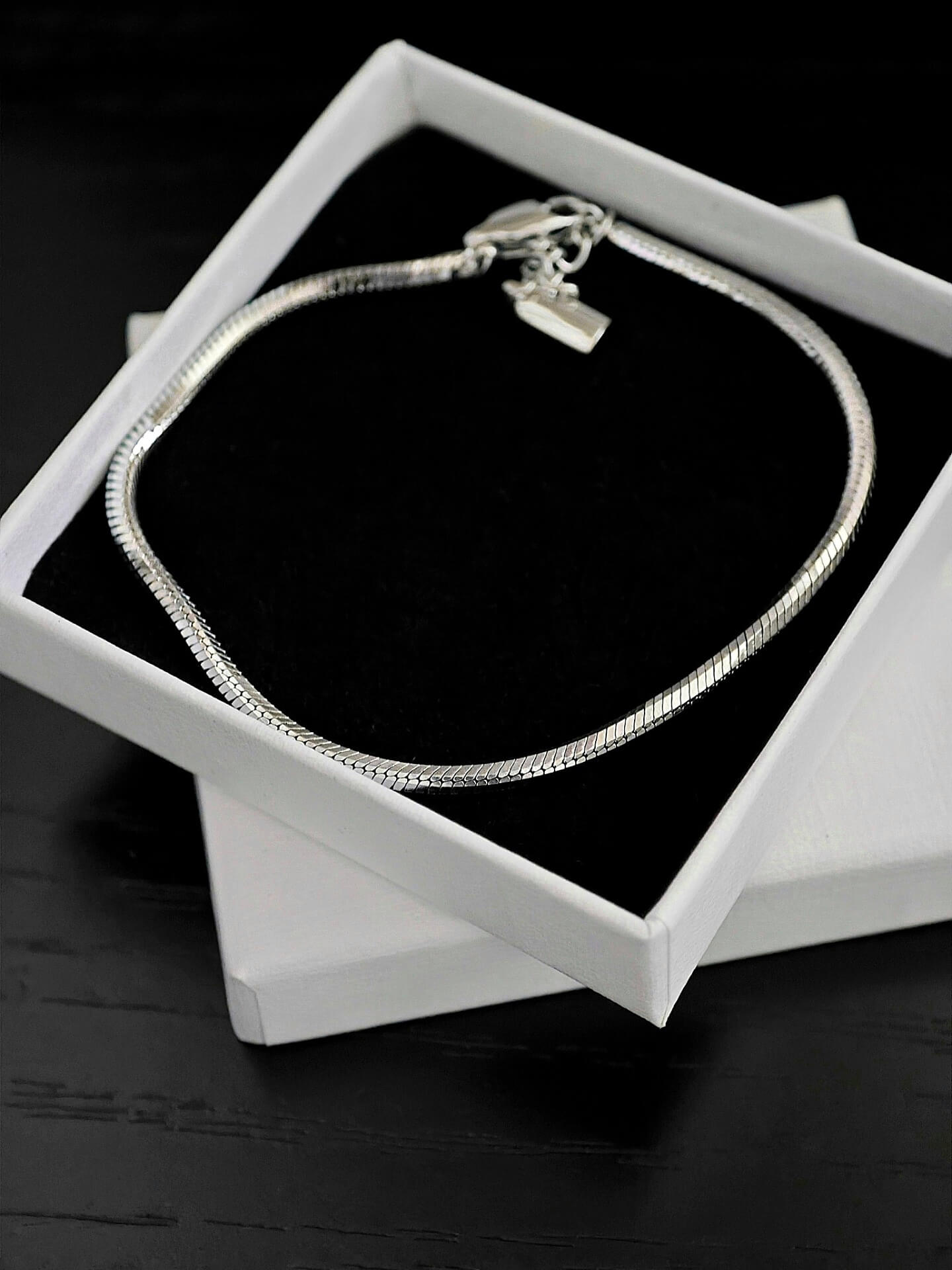 Classy Sleek Armkette in silber für Männer in Edelstahl 18cm bis 20cm verstellbar von Lymaja Jewelry