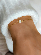 Gold Armkette mit einer Perle in Perlmutt von Lymaja