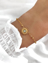 Green Sun Sonnen Armkette 18k vergoldeter Edelstahl mit grünem Stein von Lymaja Jewelry