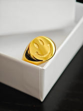 Happy Smile Ring mit einem gravierten lächelnden Smiley auf einem Siegel Ring aus 18k Edelstahl von Lymaja Jewelry