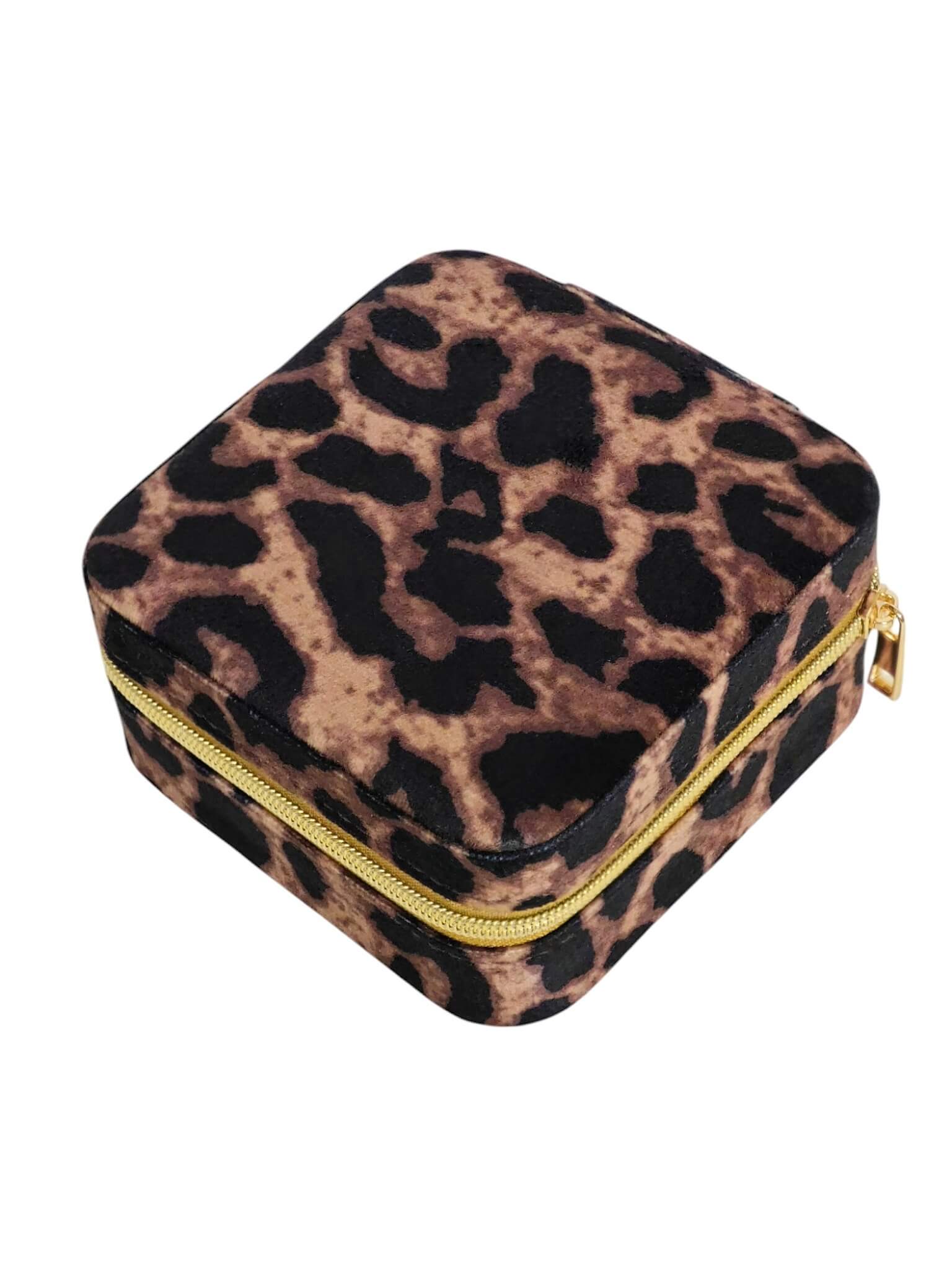 Tragbares Leo Schmuckkästchen aus Samt mit einem Leoparden Muster für Ringe, Halsketten, Ohrringe und Armbänder für Frauen und Männer aus Polyester von Lymaja Jewery