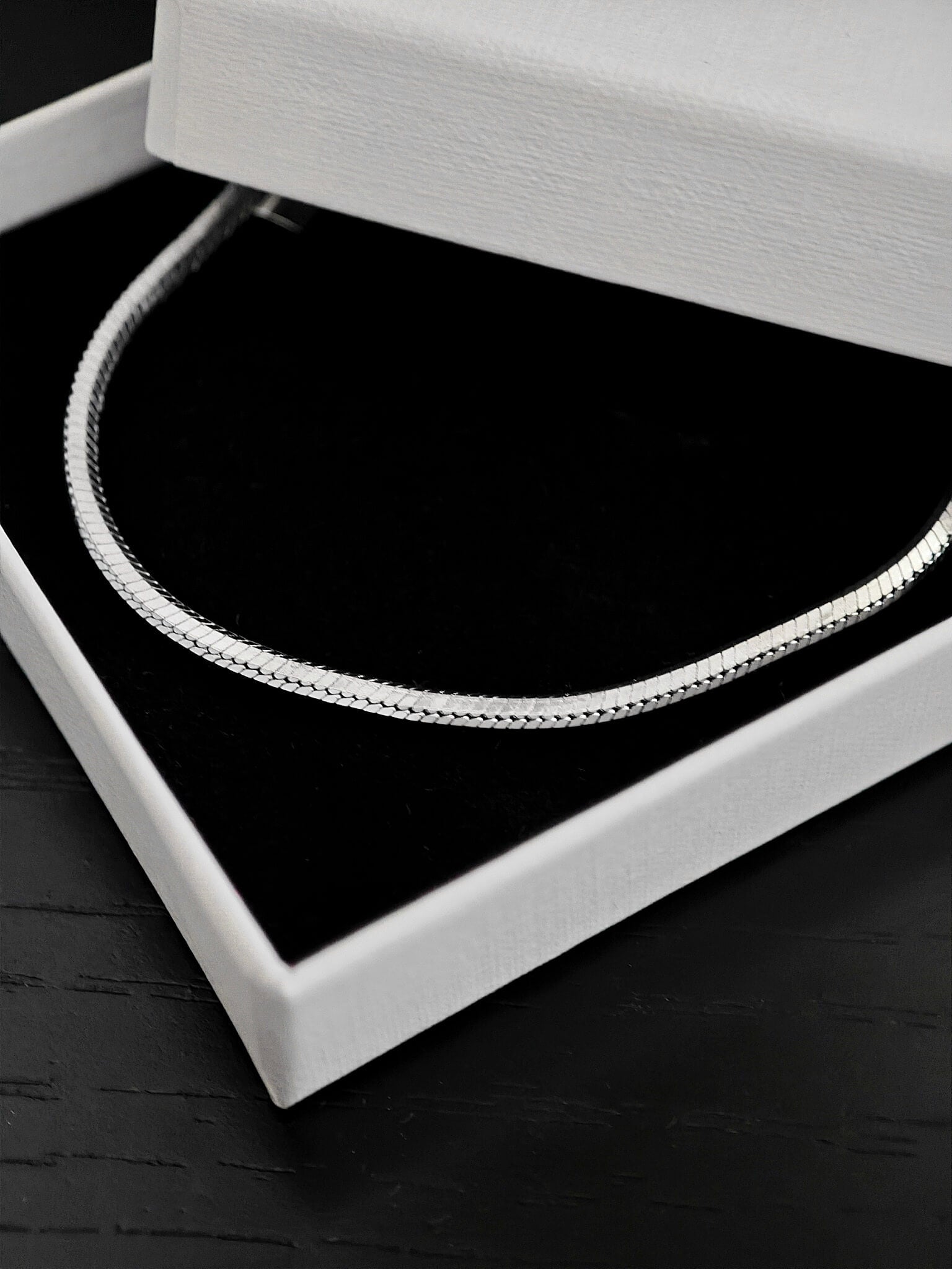 Classy Sleek Armkette in silber für Männer in Edelstahl 18cm bis 20cm verstellbar von Lymaja Jewelry