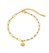 Maila Sonnen Armkette in gold aus 18k vergoldeten Edelstahl mit kleinen weißen Glasperlen mit Karabiner Verschluss für Frauen von Lymaja Jewelry