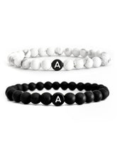 Partnerarmband Black and White Set aus hochwertigen Natursteinperlen in schwarz und weiss marmoriert mit Wunschbuchstaben von Lymaja Jewelry