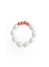 Süsswasserperlen Ring mit Glasperlen in Koralle und Perlmutt Perlen von Lymaja Jewelry