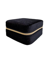 Samt Schmuckkästchen in schwarz für Ringe Ohrringe und Armbänder als Schmuck Organizer für Frauen und Männer von Lymaja Jewerly