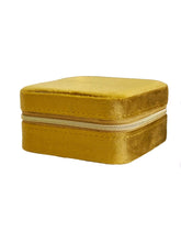 Samt Schmuckkästchen Organizer für Reisen in Ocker Gold von Lymaja Jewelry