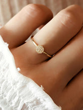 Shiny Goldring mit kleine Zirkonsteine in gold von Lymaja