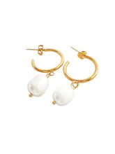 Süßwasser Perlen Ohrring als Stecker in gold mit einem Süßwasser Perlen Anhänger in Perlmutt in Edelstahl von Lymaja Jewerly