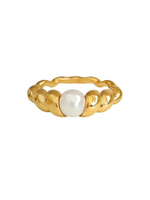 Sweet Pearl Croissant Ring gold mit einer Perle aus 18k Edelstahl von Lymaja Jewelry