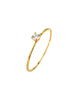Zarter Zirkon Ring in gold mit einem kleinen Zirkon Stein und sehr dünnem Edelstahl von Lymaja Jewelry