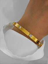 Zirkon Herz Armreif aus Edelstahl 18k vergoldet mit Zirkon Herzen von Lymaja Jewelry