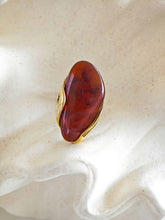 Auffälliger Amber Statement Ring in Gold mit ovalem Stein in warmem Bernstein-Look