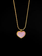 Vergoldete Damenhalskette mit zartem rosa Herzanhänger aus Glasstein