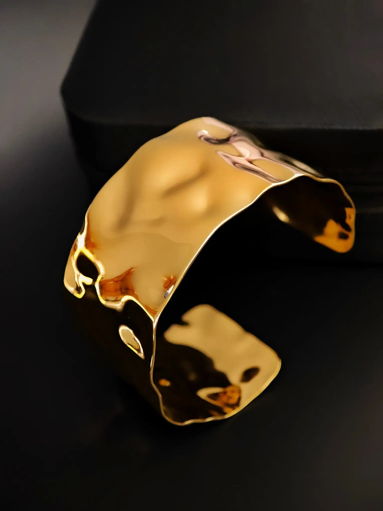 Bold Sculpted Armreif aus 18k vergoldetem Edelstahl mit strukturierter Oberfläche in Gold für Damen
