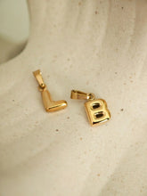 Personalisierte Bubble Letter Charms in Gold aus wasserfestem Edelstahl von A bis Z im 3D Puffy Design