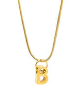 Buchstaben Halskette – goldene Initialen Kette aus 316L Edelstahl mit 8 mm Buchstaben Anhänger - LYMAJA