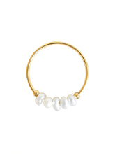 Goldener Ring mit fünf kleinen weißen Süßwasserperlen in Reihenfolge