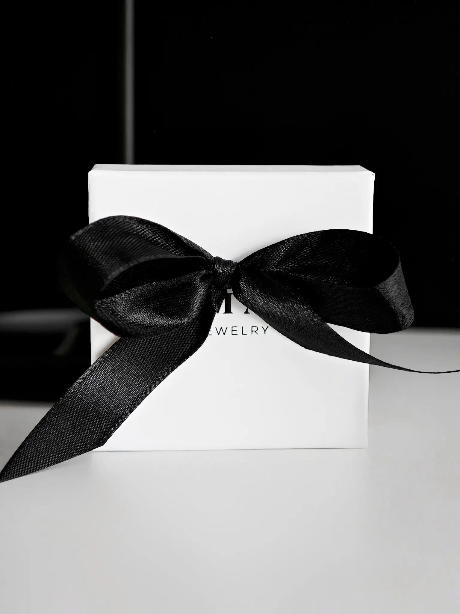 Edle Geschenkbox mit Schleife – hochwertige Schmuckverpackung