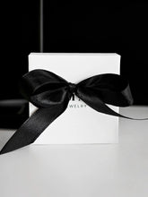 Edle weisse Schmuckbox von LYMAJA JEWELRY mit einer eleganten schwarzen Samt Schleife