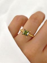 Goldring mit grünem Stein von Lymaja