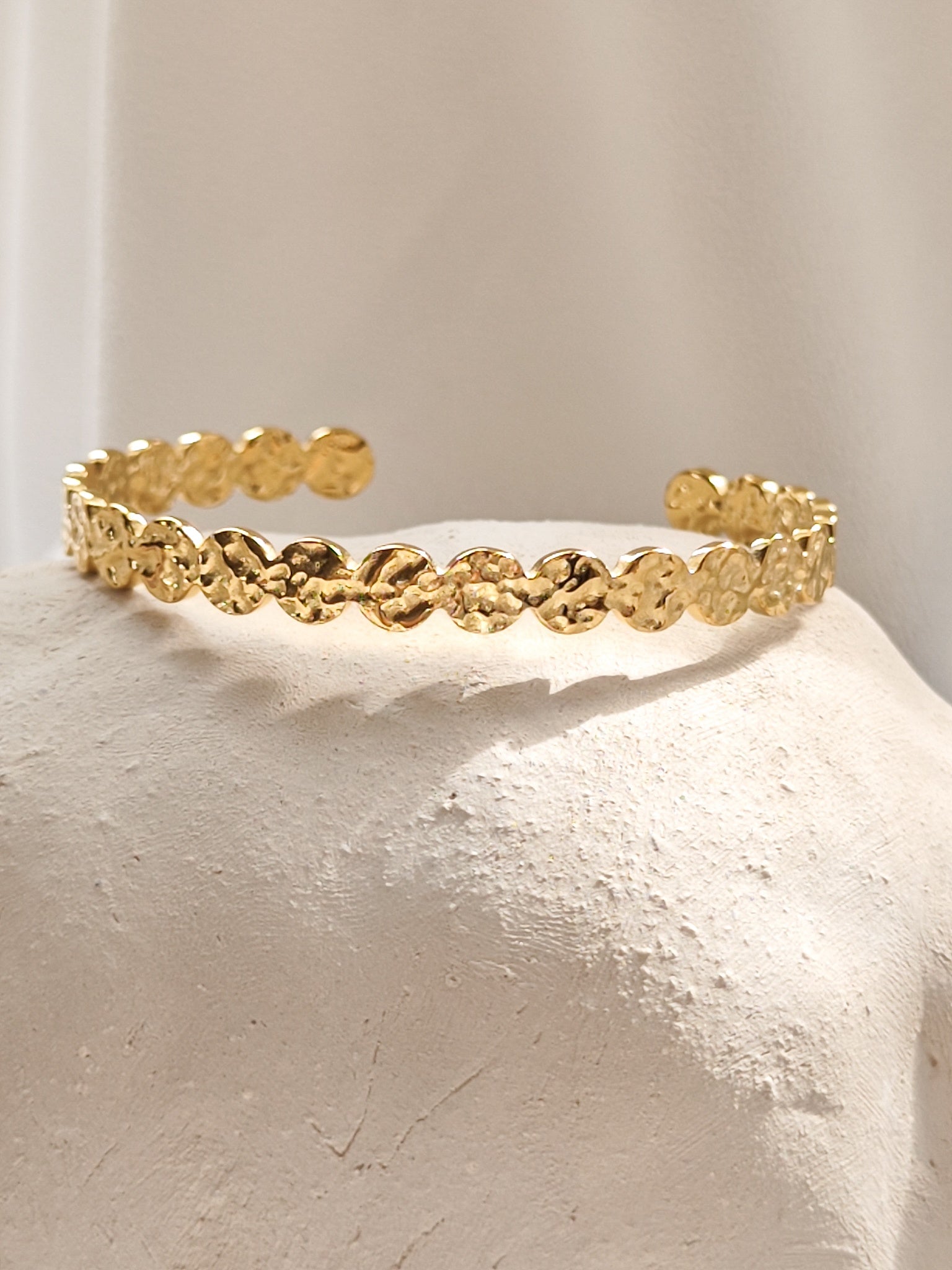 Hammered Armreif aus 18k vergoldetem Edelstahl mit gehämmerter Struktur in Gold für Damen von Lymaja
