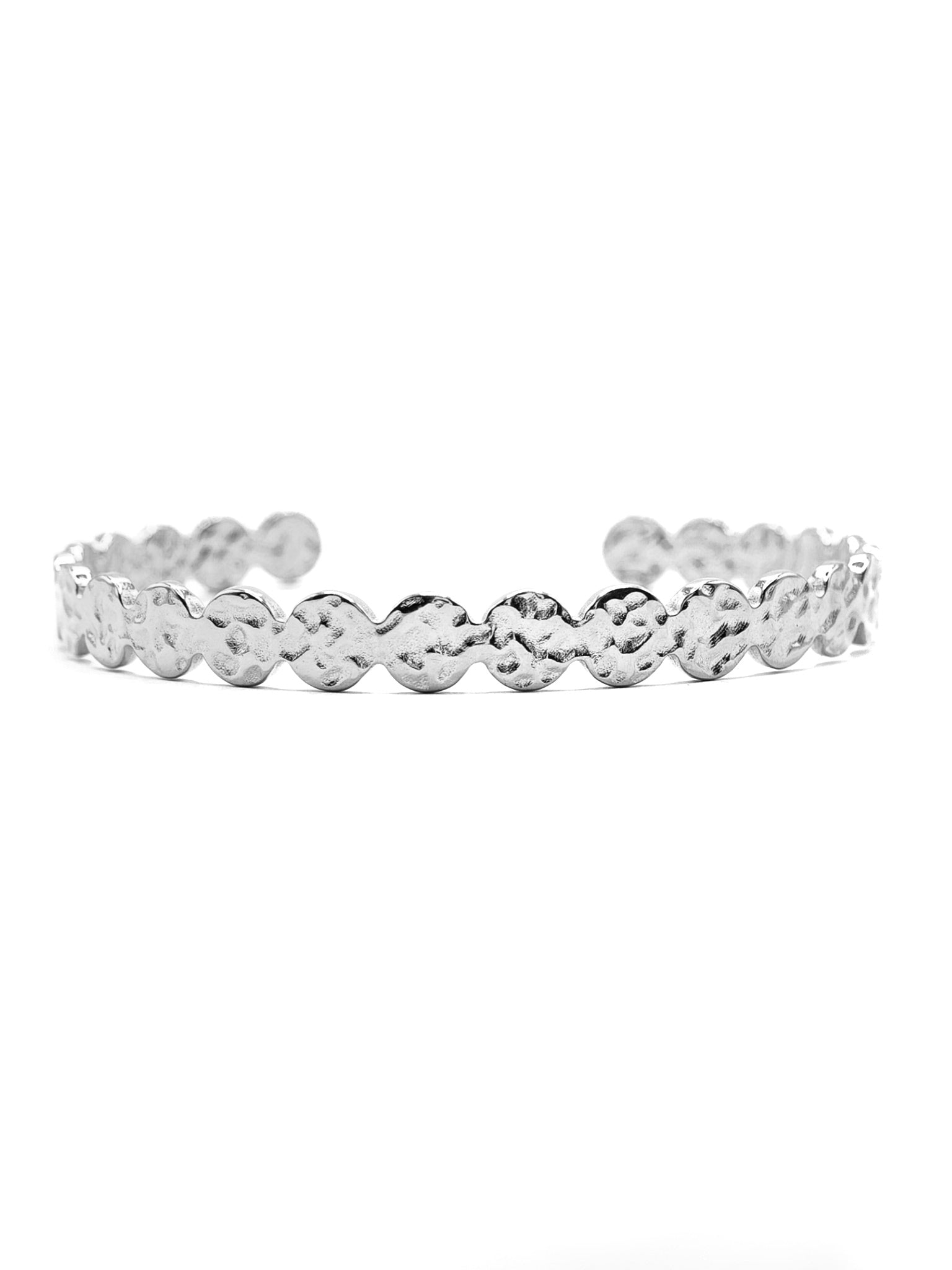 Hammered Armreif aus Edelstahl mit gehämmerter Struktur in Silber für Damen von Lymaja