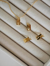 LYMAJA Initial Square Charms aus Edelstahl in Gold mit Gravur
