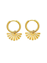 Jolena Sonnen Hoops – kleine goldene Creolen mit Sonnen-Anhänger