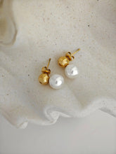 Maris Pearl Ohrstecker aus vergoldetem Edelstahl mit Perlmutt-Perle