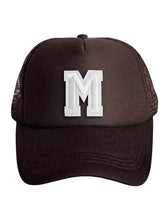 Dunkelbraunes Trucker Baseball Cap für Frauen und Männer personalisiert mit einem Wunschbuchstaben