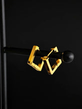 Modernes Ohrring-Paar mit eckiger Form und polierter Oberfläche in gold