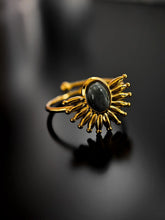 Goldener verstellbarer Ring in Halbsonnenform mit rundem, marmoriertem Schmuckstein in maritimem Blau