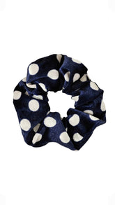 Samt Scrunchie Haargummi in Blau mit Punkten in einem Rockabilly Style von Lymaja Jewelry