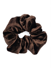 Weicher dark chocolate Samt Scrunchie Haargummi in dunkelbrau
