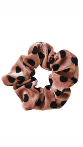 Brauner Samt Scrunchie Mocha DOT als haarschonendes Accessoire - LYMAJA