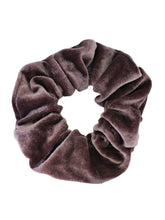 Weicher Samt Scrunchie Haargummi in Taupe Braun von LYMAJA