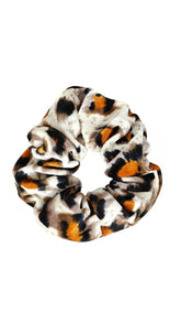 Samt Scrunchie Snow Leopard weicher Haargummi in weiss schwarz und braun von Lymaja Jewelry