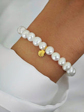 Seashell Charm Süßwasserperlen Armband mit goldenem Muschel Anhänger