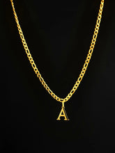 Slim Figaro Letter Chain – 3mm Halskette aus Edelstahl mit 10mm Letter Charm A–Z in Gold -LYMAJA