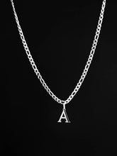 Slim Figaro Letter Chain – 3mm Halskette aus Edelstahl mit 10mm Letter Charm A–Z in Silber -LYMAJA