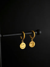 Runde Huggie Ohrringe in Gold mit Smiley Plättchen