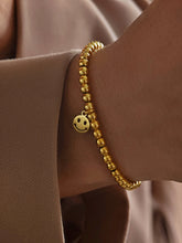 Smiley Perlenarmband in gold mit 4mm Edelstahl Perlen auf ein Gummiband gezogen für Frauen von Lymaja Jewelry