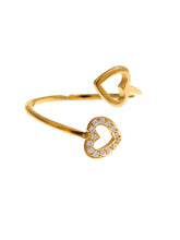 Moderner, offener Wrap-Ring aus goldfarbenem Edelstahl mit zwei Herzen, wovon eines mit funkelnden Zirkona-Steinen besetzt ist.