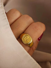 Spirit Ring in Gold aus 18K vergoldetem 316L Edelstahl als Spirale Siegelring