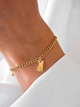 Square Link Initial Armkette aus 18K Gold mit graviertem Buchstaben auf Edelstahlplatte