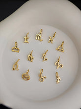 Sternzeichen Charm vergoldet aus Edelstahl – filigraner Anhänger von LYMAJA