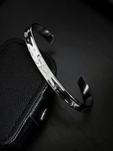 Stream Wave Armreif Herren – Edelstahl, verstellbar, wasserfest & maskulin, Wellen-Design in Silber